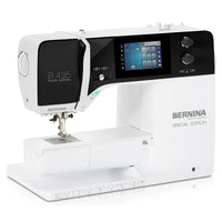 BERNINA 435 Black Edition – Vorderansicht mit schwarzer Blende und Display