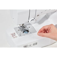 Brother DX70SE mit großem LCD-Display und Anschiebetisch für komfortables Nähen