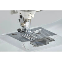 Brother Innov-is A150 Nähmaschine mit LCD-Display und Bedienfeld in der Frontalansicht