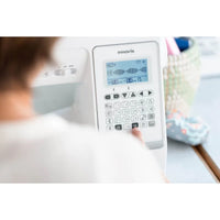 Brother Innov-is A150 Nähmaschine mit LCD-Display und Bedienfeld in der Frontalansicht