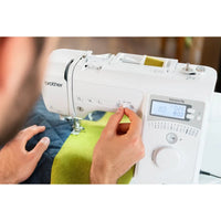 Brother Innov-is A16 Nähmaschine mit LC-Display und Funktionsrad in Nahaufnahme